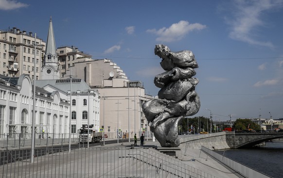 epa09416513 A view of the sculpture &#039;Big clay No. 4&#039; by Swiss artist Urs Fischer in Moscow, Russia, 16 August 2021. The 12-meter composition &#039;Big clay No. 4&#039; cast from aluminium is ...