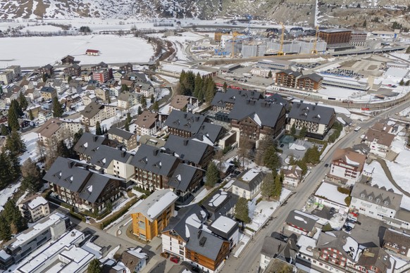 Eine Uebersicht ueber das Dorf Andermatt mit dem neuen Dorfteil und den Hotel Chedi am Dienstag, 10. Maerz 2026 in Andermatt in Kanton Uri. Die drei Gemeinden Andermatt, Hospental und Realp planen in  ...