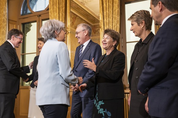 Die neugewaehlten Mitglieder des Bundesrats, Albert Roesti, links, und Elisabeth Baume-Schneider, 3. von links, werden von ihren neuen KollegInnen, von rechts, Bundeskanzler Walter Thurnherr, Karin Ke ...