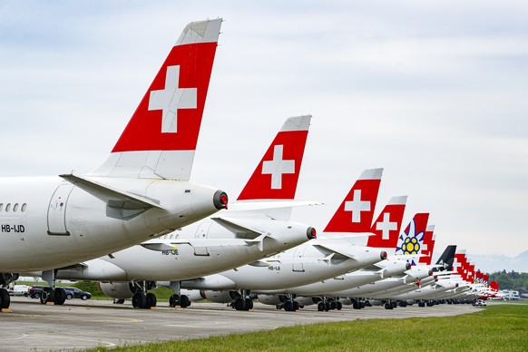 ARCHIV - SWISS-PILOTEN LEHNEN AUFGEBESSERTES GAV-ANGEBOT AB. ES DROHNT NUN EIN STREIK - Grounded &quot;Swiss&quot; and &quot;Edelweiss&quot; airline airplane are pictured at the military airfield of D ...