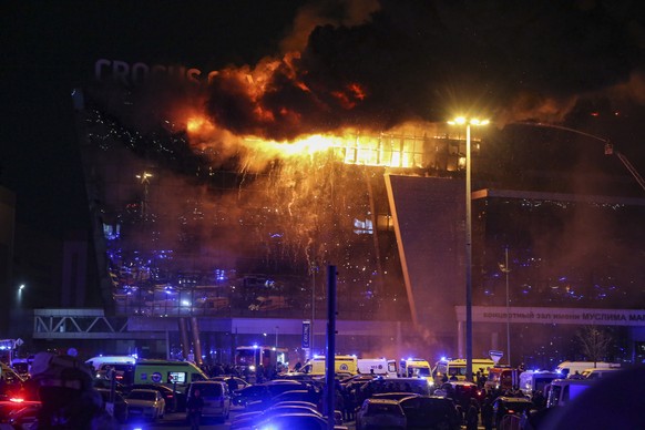 epa11237565 Fire rises above the burning Crocus City Hall concert venue following a shooting in Krasnogorsk, outside Moscow, Russia, 22 March 2024. A group of up to five gunmen has attacked the Crocus ...