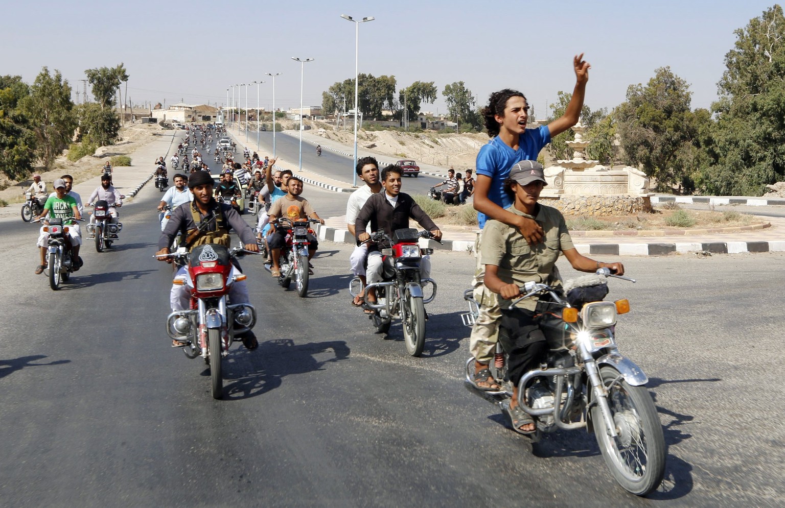Anhänger der Dschihadisten feiern am Wochenende die Annexion des Militärflughafens in der Stadt&nbsp;Tabqa.
