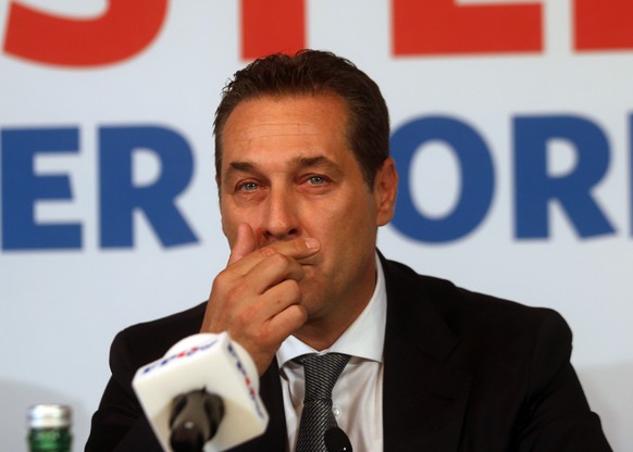 Heinz-Christian Strache head of Austria&#039;s Freedom Party, FPOE, speaks to the press in Vienna, Austria, Tuesday, May 24, 2016. (AP Photo/Ronald Zak)