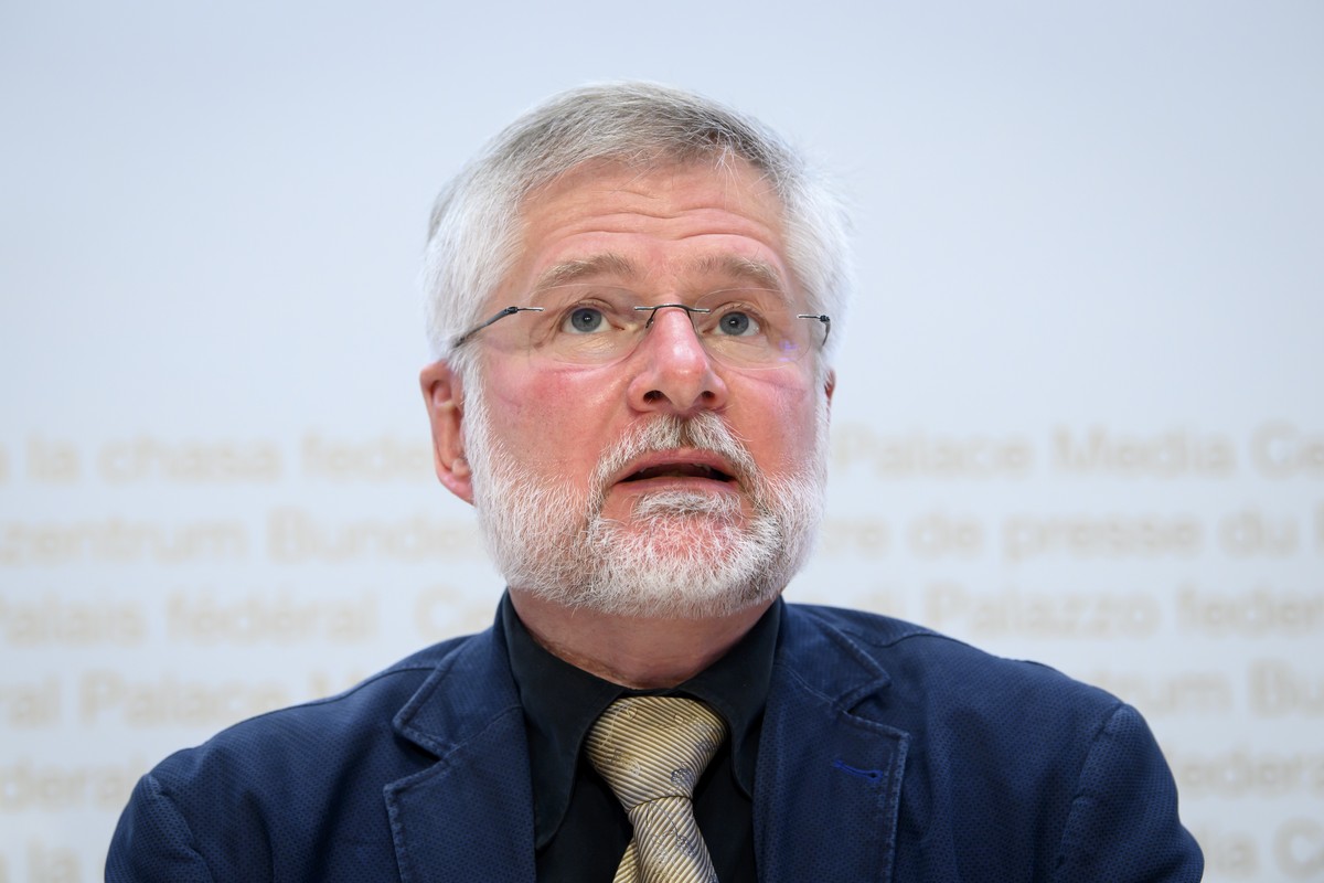 Rudolf Hauri, Kantonsarzt Zug, Praesident der Vereinigung der Kantonsaerztinnen und Kantonsaerzte VKS, spricht an einem Point de Presse zur Covid 19 Situation, am Dienstag, 7. Dezember 2021. (KEYSTONE ...