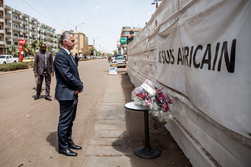 Didier Burkhalter gedenkt in Ougadougou den Opfern des Terroranschlags von vergangenem Januar.<br data-editable="remove">