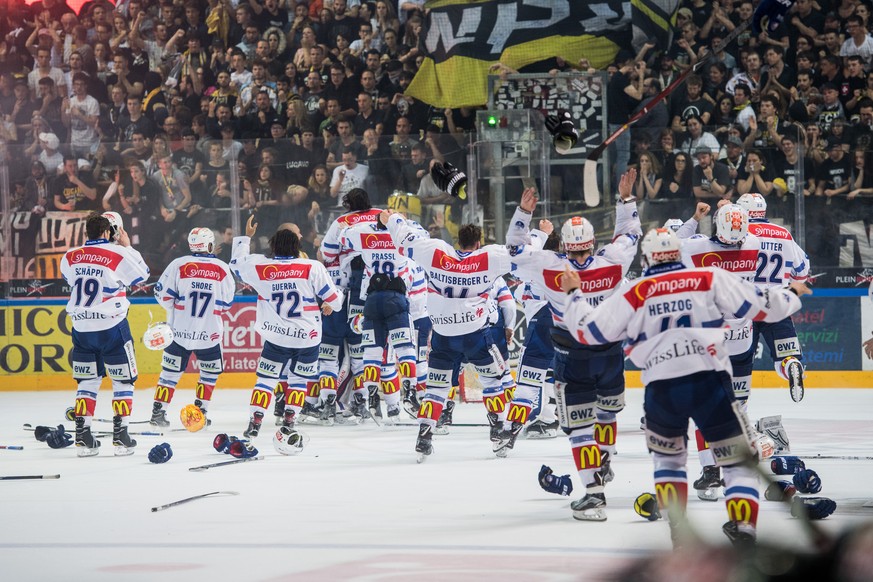 Zurich&#039;s players celebrate the victory and the Swiss national championship, during the seventh match of the playoff final of the National League of the ice hockey Swiss Championship between the H ...