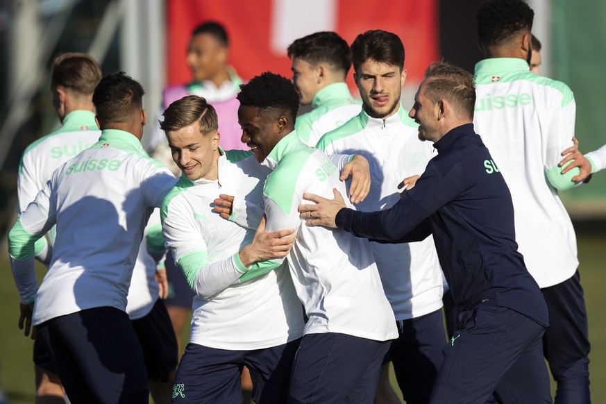 Switzerland?s Petar Pusic, Felix Mambimbi and head coach Mauro Lustrinelli, from left, in action during a training session of the Swiss team at the UEFA European Under 21 Championship, Wednesday, Marc ...