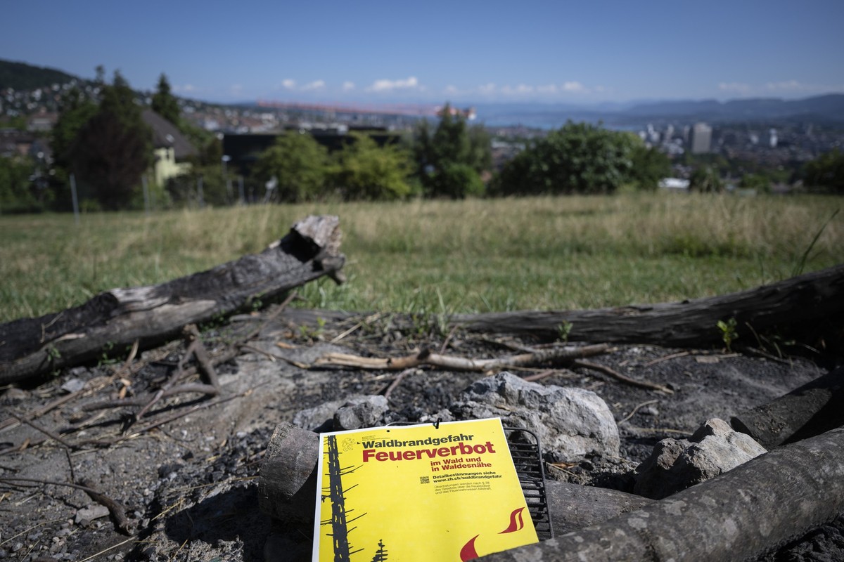 Auf einer Grillstelle auf dem Kaeferberg, macht ein Plakat auf die Waldbrandgefahr und das Feuerverbot im Wald und Waldesnaehe aufmerksam, am Donnerstag, 8. Juli 2026, in Zuerich. In weiten Teilen der ...