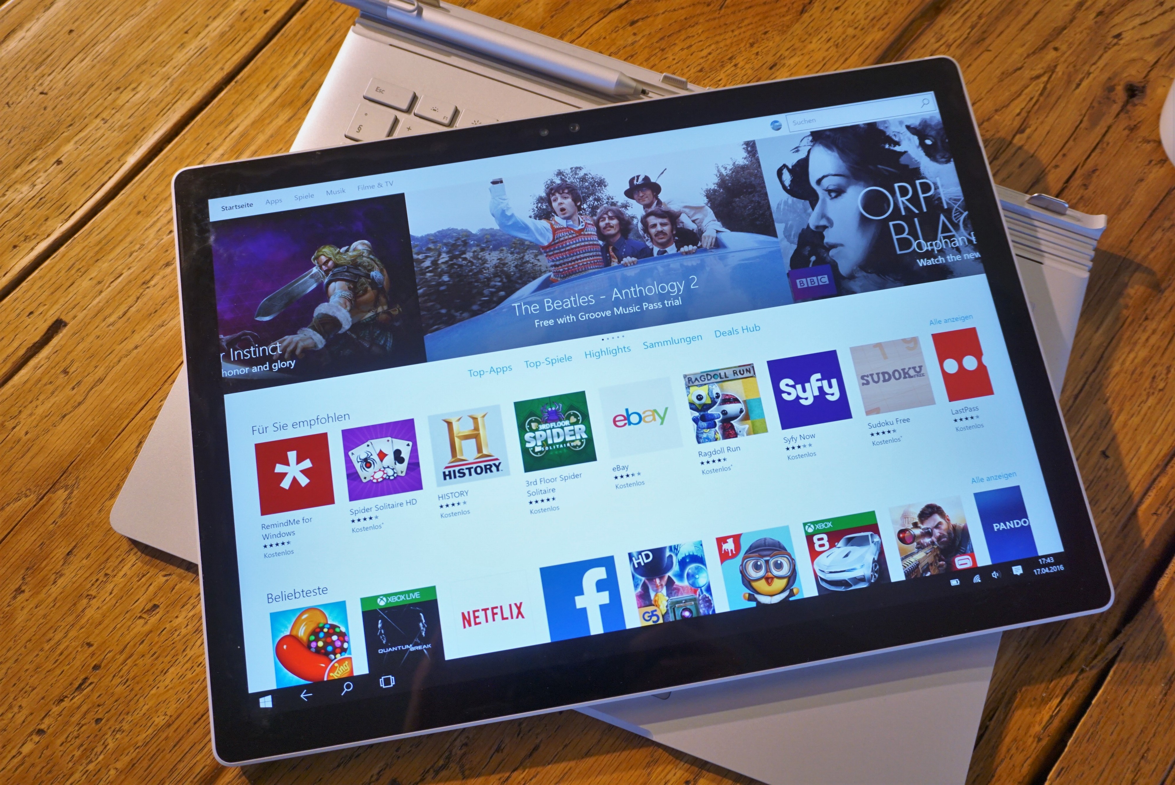 Das Touchdisplay ist primär für Windows-Apps aus dem Windows Store ausgelegt, aber auch Desktop-Programme können im Tablet-Modus ausgeführt werden.