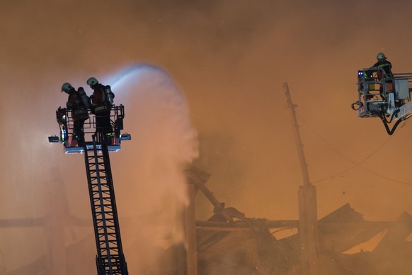 Die Feuerwehr bekaempft den Brand einer Saegerei, am Montag, 9. Januar 2017, in Kuessnacht am Rigi. In einem Holzverarbeitungsbetrieb in Haltikon ist nach dem Mittag ein Brand ausgebrochen. Bei der be ...