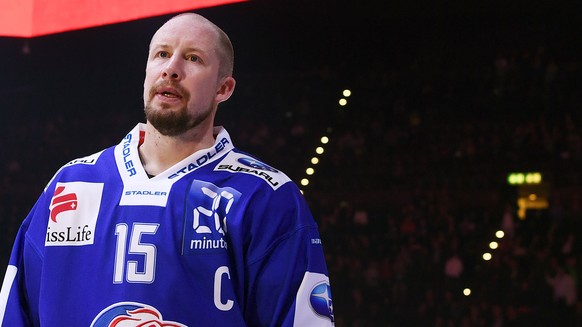 ARCHIV --- ZUR VERTRAGSVERLAENGERUNG VON ZSC-SPIELER MATHIAS SEGER STELLEN WIR IHNEN FOLGENDES BILD ZUR VERFUEGUNG --- Der Zuercher Mathias Seger bei seiner Ehrung fuer 1079 Spiele in der NLA vor dem  ...