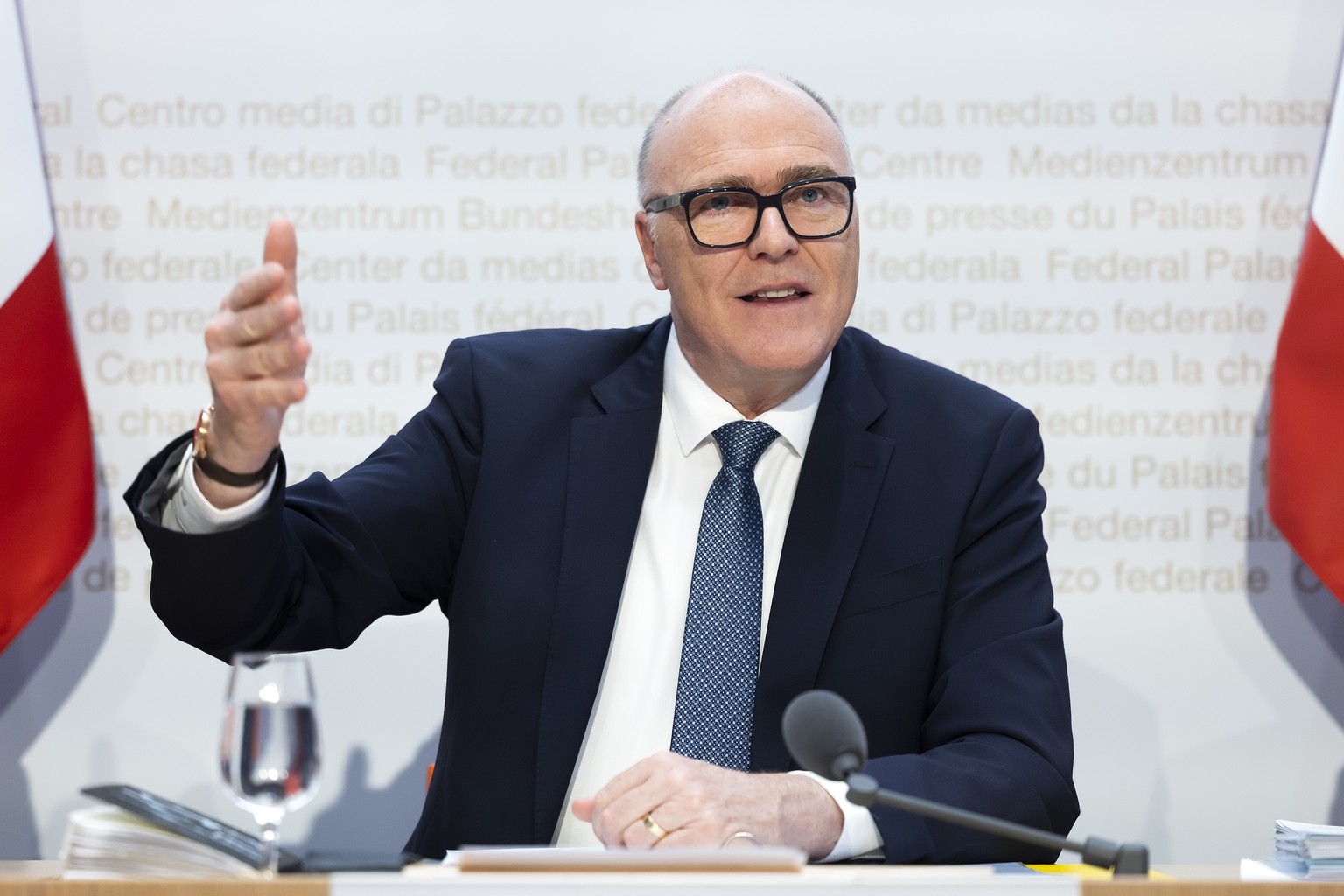 Bundesrat Martin Pfister spricht waehrend einer Medienkonferenz zur Vernehmlassung zur sicherheitspolitischen Strategie der Schweiz und zum weiteren Vorgehen bei der Kampfflugzeugbeschaffung F-35A, am ...