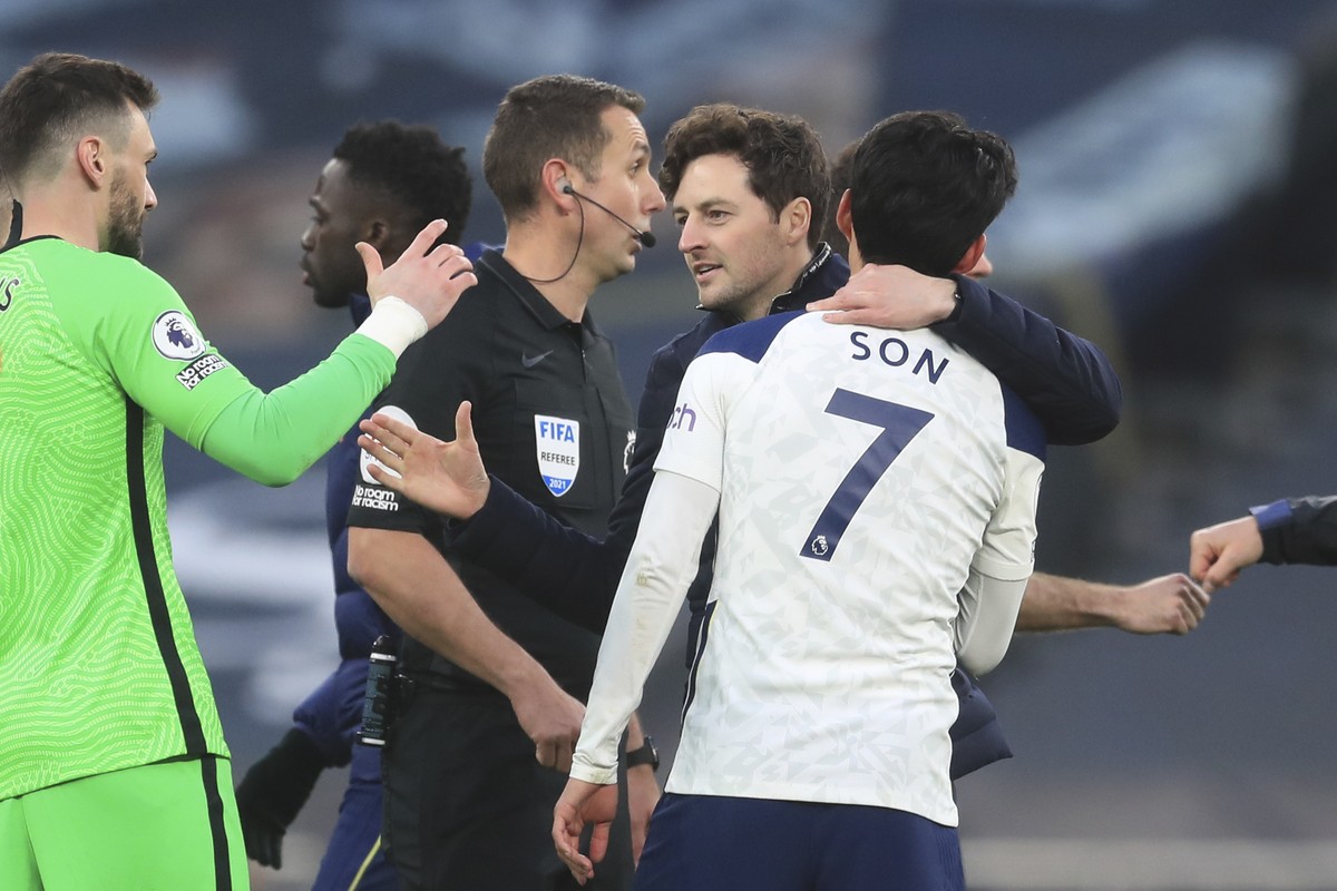 Tottenham's caretaker manager Ryan Mason, centre right, congratulates his players after an English Premier League soccer match between Tottenham Hotspur and Southampton at the Tottenham Hotspur S ...