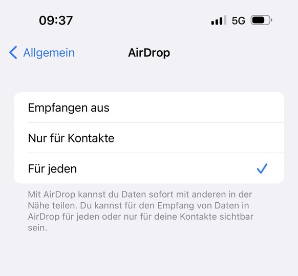 Standardmässig ist man «Nur für Kontakte» erreichbar. AirDrop lässt sich auch deaktivieren oder man will «Für jeden» erreichbar sein.