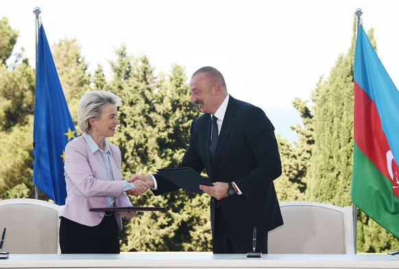 epa10077803 A handout photo made available by Azerbaijan&#039;s President press service shows Azerbaijan&#039;s President Ilham Aliyev (R) exchanging signed documents with European Commission Presiden ...