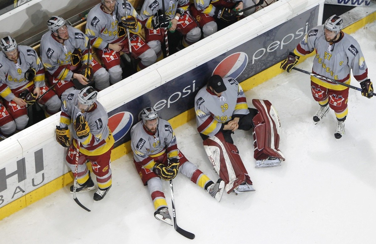 Die Genfer Spieler nach dem siebten Eishockey Playoff Finalspiel der National League A zwischen dem SC Bern und Servette Genf, am Samstag, 24. April 2010 in der PostFinance Arena in Bern. (KEYSTONE/Po ...