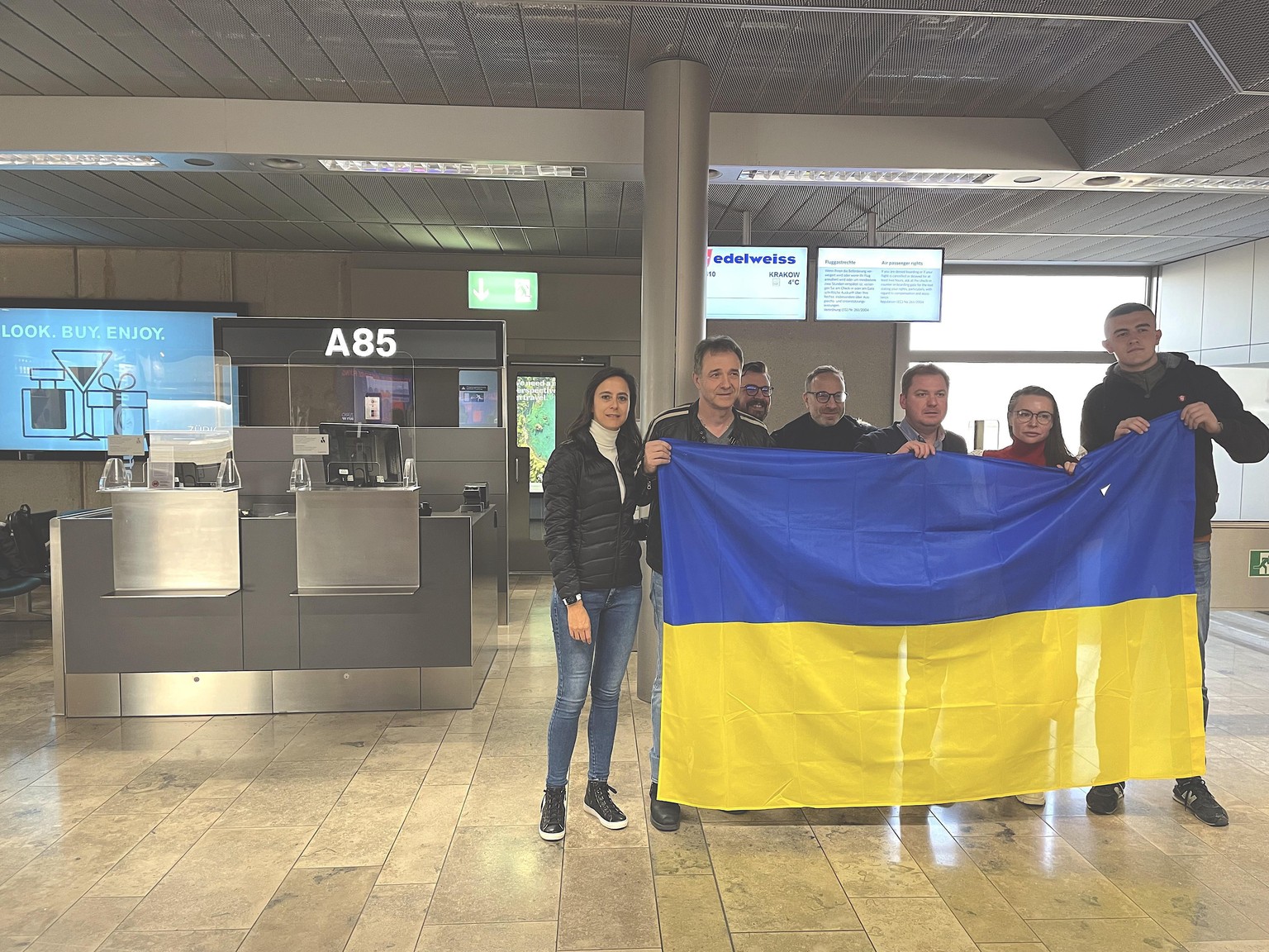 Tania und Guido Fluri (erster von links) und der ukrainische Botschafter Artem Rybchenko (zweiter von rechts).