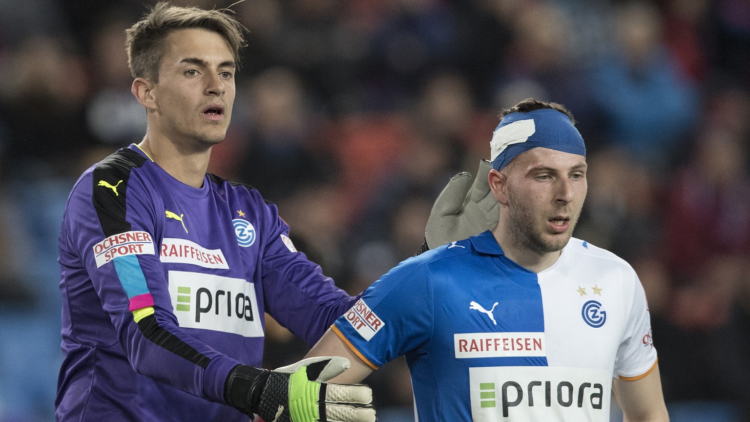 Der Zuercher Goalie Joel Mall, links, und Nemanja Antonov im Fussball Meisterschaftsspiel der Super League zwischen dem FC Basel 1893 und dem Grasshopper Club Zuerich im Stadion St. Jakob-Park in Base ...