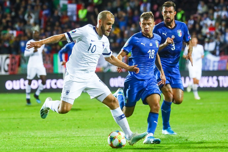 epa07828559 Teemu Pukki (L) of Finland in action against Nicolo Barella (C) of Italy during the UEFA EURO 2020 group J qualifying soccer match between Finland and Italy in Tampere, Finland, 08 Septemb ...