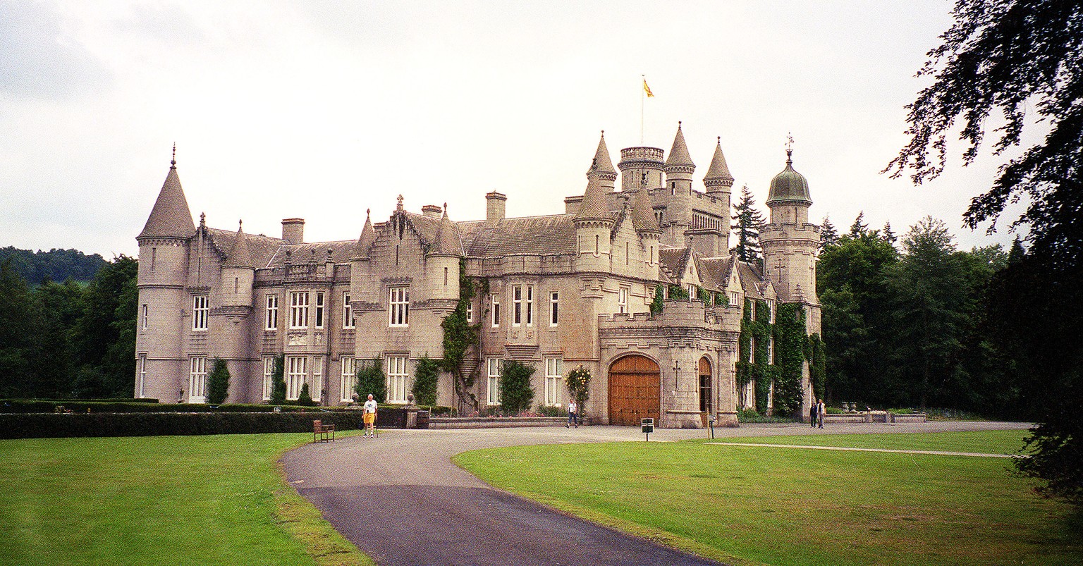 Balmoral Castle (im Bild) und &nbsp;Sandringham House befinden sich als einzige Immobilien im Privatbesitz der Queen.