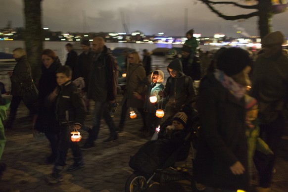 Children and parents partake in the so called &quot;Raebelichetliumzug&quot; (verbatim: turnip light procession), a Swiss tradition, organised by the community centre Riesbach, captured at the lake sh ...