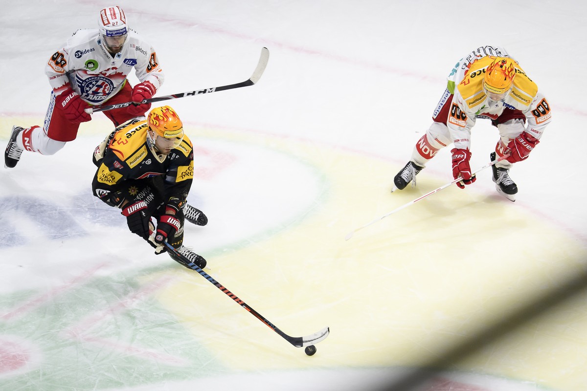 Rapperswils Tom Pyatt, links, Gotterons topscorer Viktor Stalberg, Mitte, und Rapperswils Topscorer Kevin Clark, rechts, kaempfen um den Puck, beim Eishockey Meisterschaftsspiel der National League A  ...