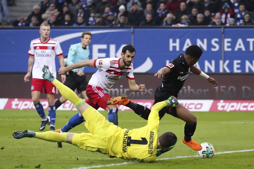 Leverkusen&#039;s Leon Bailey, right, shoots the opening goal, Hamburg&#039;s goalie Christian Mathenia lies on the pitch during the German Bundesliga soccer match between Hamburger SV and Bayer Lever ...