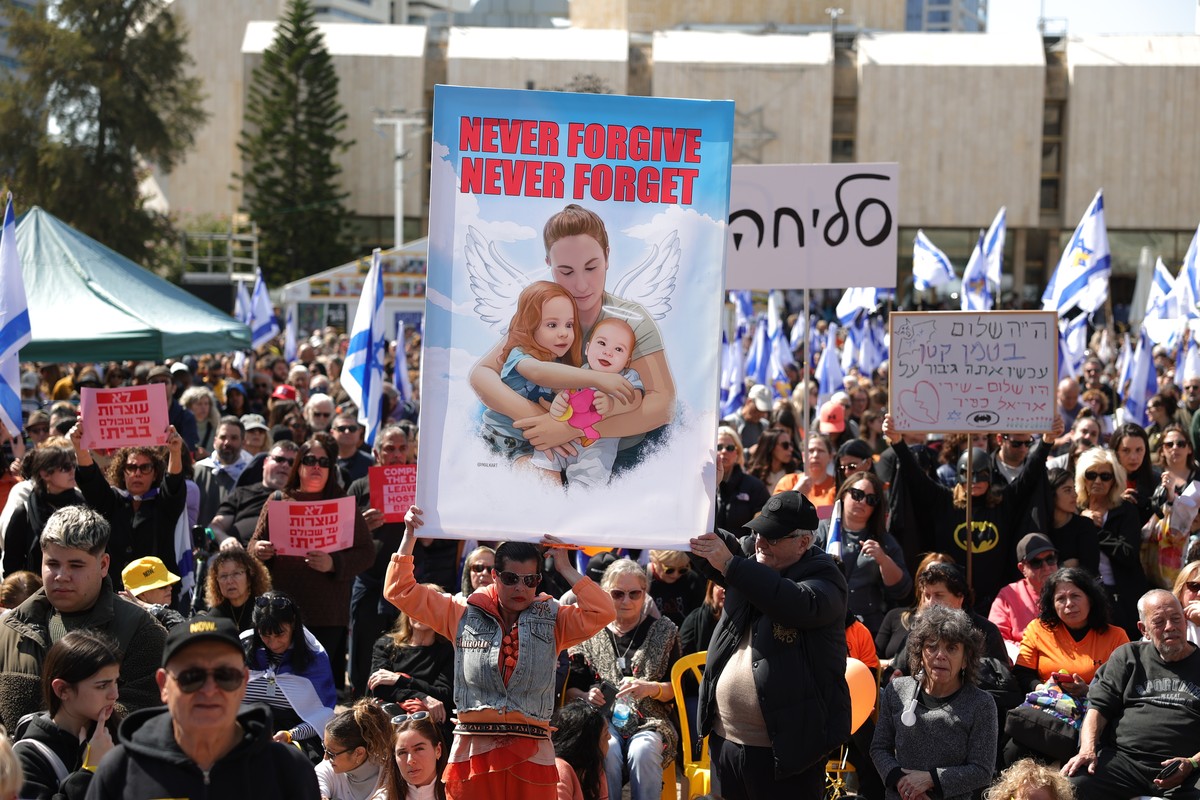 epa11925171 epa11925078 People gather at Hostages Square to watch a live stream of the funeral of the Bibas family, in Tel Aviv, Israel, 26 February 2025. The bodies of four Israeli hostages, includin ...