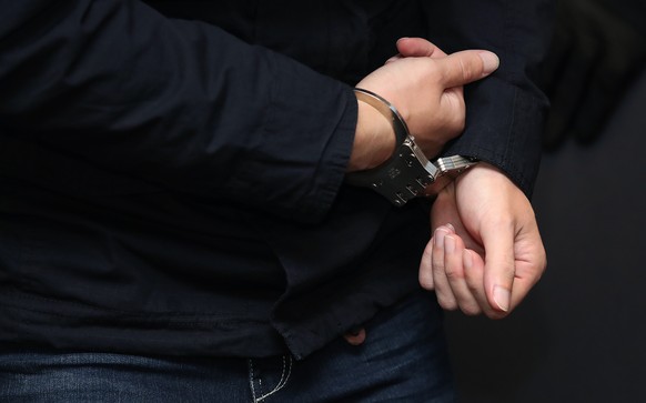 29.07.2020, Sachsen-Anhalt, Magdeburg: Der Angeklagte Stephan Balliet wird vor dem vierten Prozesstag in Handschellen in den Gerichtssaal gebracht. Die Bundesanwaltschaft wirft dem Mann 13 Straftaten  ...