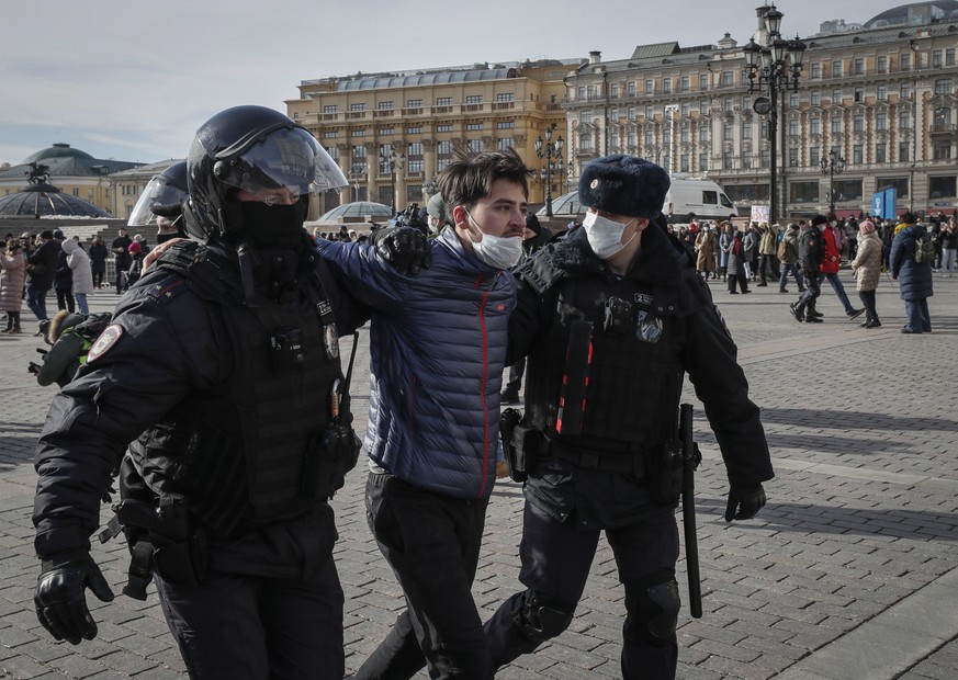epa09805140 Russian policemen detain a participant in an unauthorized rally against the Russian invasion of Ukraine, in downtown Moscow, Russia, 06 March 2022. Kremlin critic Alexei Navalny on 04 Marc ...