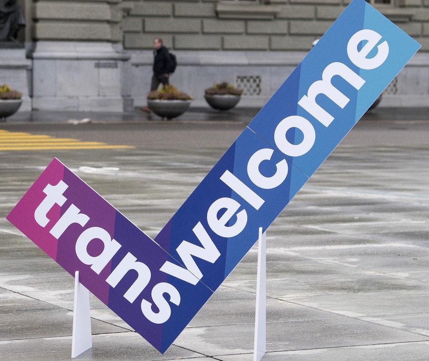 Ein Logo von Transgender Network Switzerland TGNS, steht auf dem Bundesplatz, am Mittwoch, 7. Maerz 2018 in Bern. Die Transgender Network Switzerland fordert dass die Schweiz eine Vorreiterrolle bei d ...