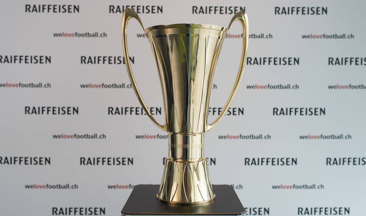 Der Fussball Meisterschaftspokal, aufgenommen am Montag, 25. April 2016, in St. Gallen. Der Meisterschaftspokal der Raiffeisen Fussball Super League wird in den naechsten Tagen von Ort zu Ort auf Reis ...