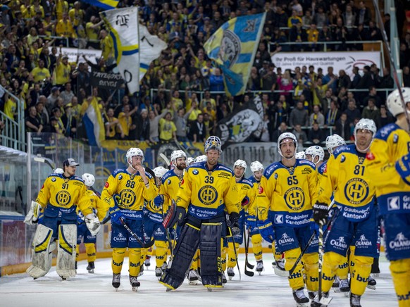 Die Spieler des HC Davos auf dem Weg in die Garderobe nach dem Sieg im Spiel 2 im Eishockey-Playout-Final der National League zwischen den SC Rapperswil-Jona Lakers und dem HC Davos am Donnerstag, 28. ...