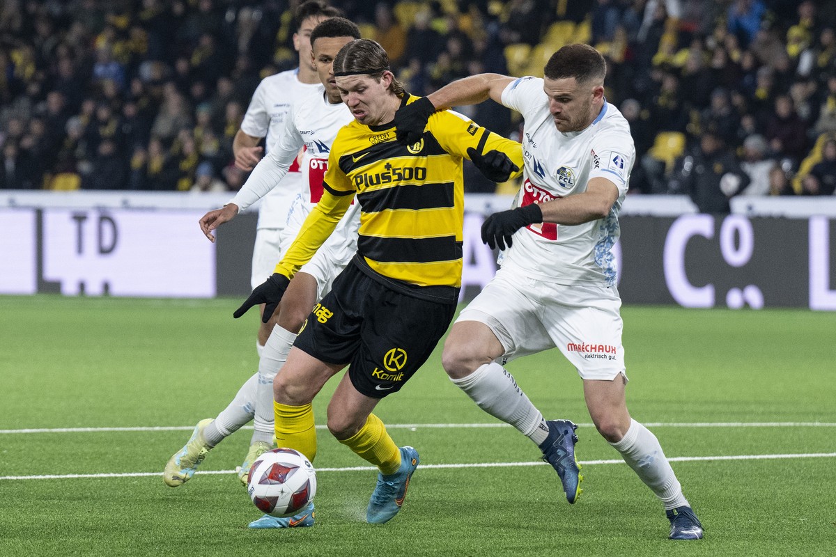YB's Cedric Itten, links, im Duell mit Luzerns Denis Simani im Fussball Meisterschaftsspiel der Super League zwischen den Berner Young Boys und dem FC Luzern, am Samstag, 11. November 2023, im Wa ...