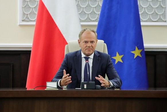epa12366540 Prime Minister Donald Tusk speaks during an extraordinary government meeting at the Chancellery of the Prime Minister in Warsaw, Poland, 10 September 2025, held in connection with the nigh ...