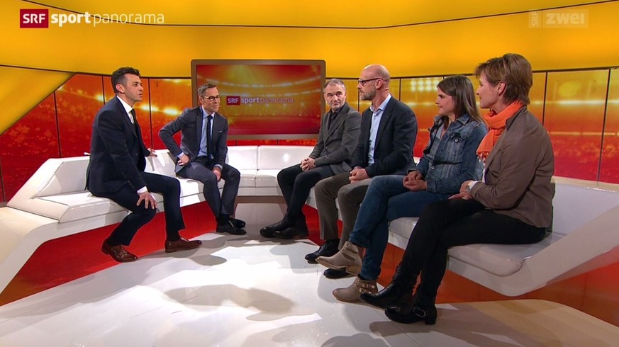 Viel Betrieb auf dem Sportpanorama-Sofa: Die Moderatoren Jann Billeter und Matthias Hüppi begrüssten Stéphane Chapuisat, Renato Tosio, Anita Weyermann und Erika Reymond-Hess.