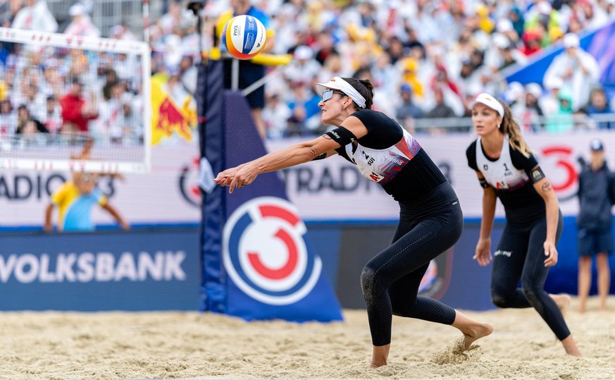 05.08.2023, Donauinsel, Wien, AUT, CEV, Beachvolleyball EM 2023, Damen, Halbfinale, im Bild v. l. Joana Maeder SUI, Anouk Verge-Depre SUI // f. l. Joana Maeder of Switzerland Anouk Verge-Depre of Swit ...