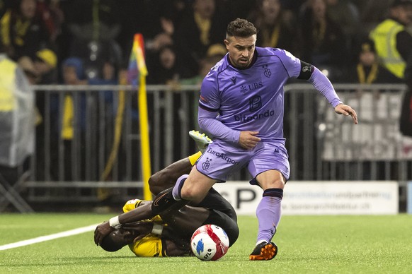 Ebrima Colley (YB) (unten-links) und Xherdan Shaqiri (FCB) (oben-rechts), kaempfen um dem Ball, im Fussball Meisterschaftsspiel der Super League zwischen dem BSC Young Boys und dem FC Basel, im Stadio ...