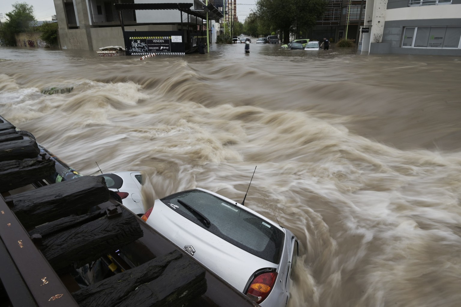 epa11948089 View of a street flooded by heavy rains in Bahia Blanca, Argentina, 07 March 2025, following torrential rainfall of more than 200 millimeters in four hours. EPA/PABLO PRESTI