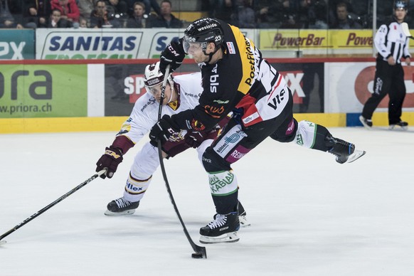 Berns Simon Bodenmann, rechts, erzielt das Tor zum 2:0 gegen Servettes Johan Fransson, im Eishockey-Meisterschaftsspiel der National League zwischen dem SC Bern und dem Geneve-Servette Hockey Club, am ...