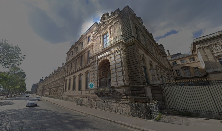 Der Balkon und das Fenster der Galerie d'Apollon mit dem Quai François Mitterrand.