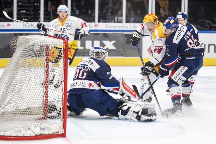 Zugs Gregory Hofmann, rechts, trifft zum 4:2 Tor gegen Zuerichs Torhueter Lukas Flueeler im Eishockeyspiel der National League zwischen den ZSC Lions und dem EHC Zug am Samstag, 12. Oktober 2019, im Z ...