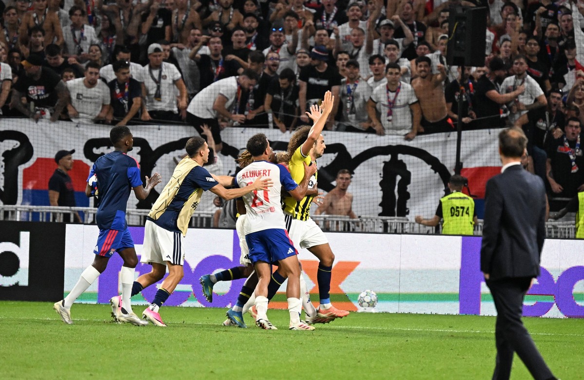 Football : Olympique Lyonnais v Fenerbahce SK - UEFA Champions League, Play-offs - 26/08/2026 Provocation by the Fenerbahce player, Guendouzi, and a mass brawl between players after winniner the UEFA  ...