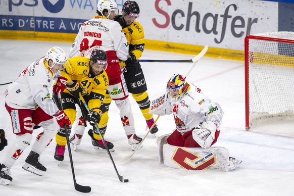 Oskari Laaksonen (EHCB), Pierre-Edouard Bellemare (HCA), Rodwin Dionicio (EHCB), Kevin Bozon (HCA) und Torhueter Harri Saeteri (EHCB), von links, im Qualifiaktionsspiel der Eishockey National League z ...