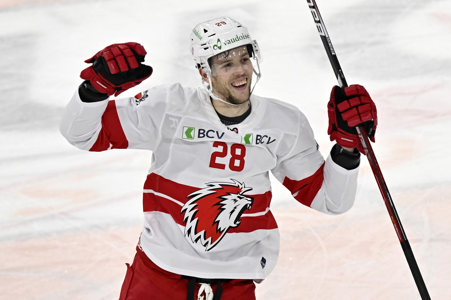 Der Lausanner Martin Gernat jubelt nach dem 1-2 seines Teams im Eishockey Meisterschaftsspiel der National League zwischen dem EHC Kloten und dem Lausanne HC in der Stimo Arena in Kloten am Freitag, 2 ...