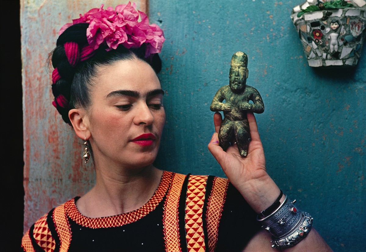 EUA01.- NUEVA YORK (EEUU), 12/02/2015.- Fotografía sin fecha cedida hoy, martes 12 de mayo de 2015, de la artista Frida Kahlo sosteniendo una figura. La Casa Azul de Coyoacán (México) tiene durante un ...