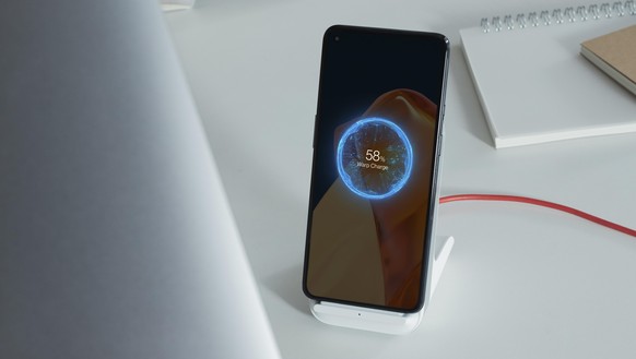 Das Handy ist in 29 Minuten vollständig geladen. Drahtlos kann es in 43 Minuten geladen werden.