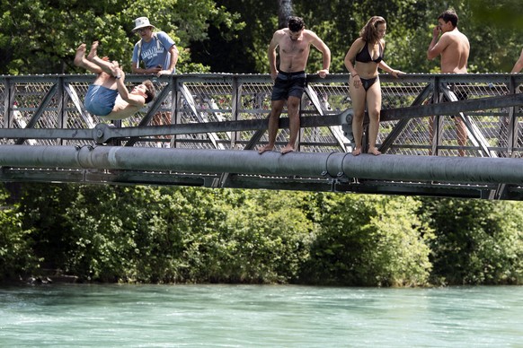 Personen springen in die knapp 18Â¡ Grad kalte Aare, am Dienstag, 25. Juni 2019, in Bern. (KEYSTONE/Peter Schneider)