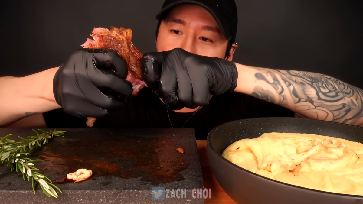 Der Rosmarinhalm auf diesem Bild ist definitiv das Gesündeste, was Zach Choi gerade verwendet.