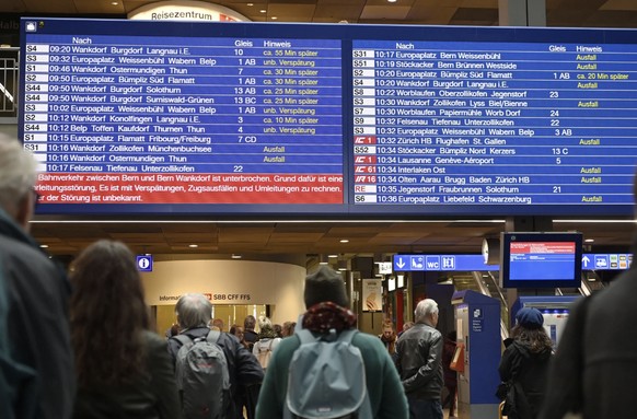 Passagiere informieren sich auf den Anzeigetafeln im Bahnhof Bern über Zugausfälle und Verspätungen. Die SBB sind sicher, vor einem Cloud-Crash gut geschützt zu sein.